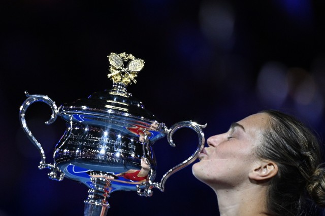 Podwójna zwyciężczyni Wielkiego Szlema w Melbourne Aryna Sabalenka całuje trofeum Australian Open za 2024 rok