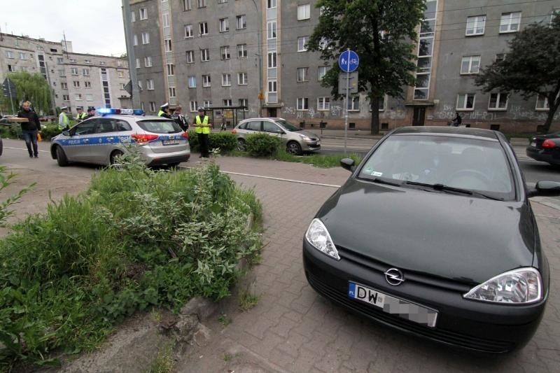 Wrocław: Wypadek na Hubskiej. Tramwaj 31 zderzył się z oplem (ZDJĘCIA)