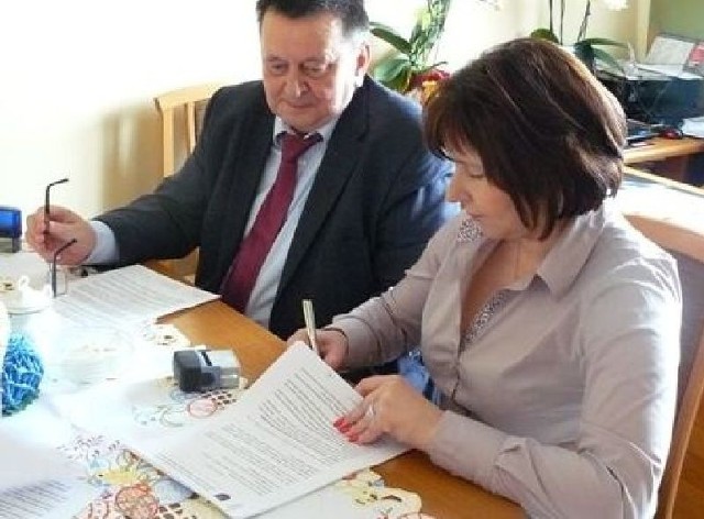 Małgorzata Orłowska-Masternak, wójt gminy Łagów, podpisuje umowę na budowę nowej siedziby urzędu. 
