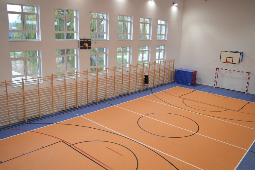 Przy szkole w Chmielowie powstała hala sportowa z siłownią [ZDJĘCIA]   