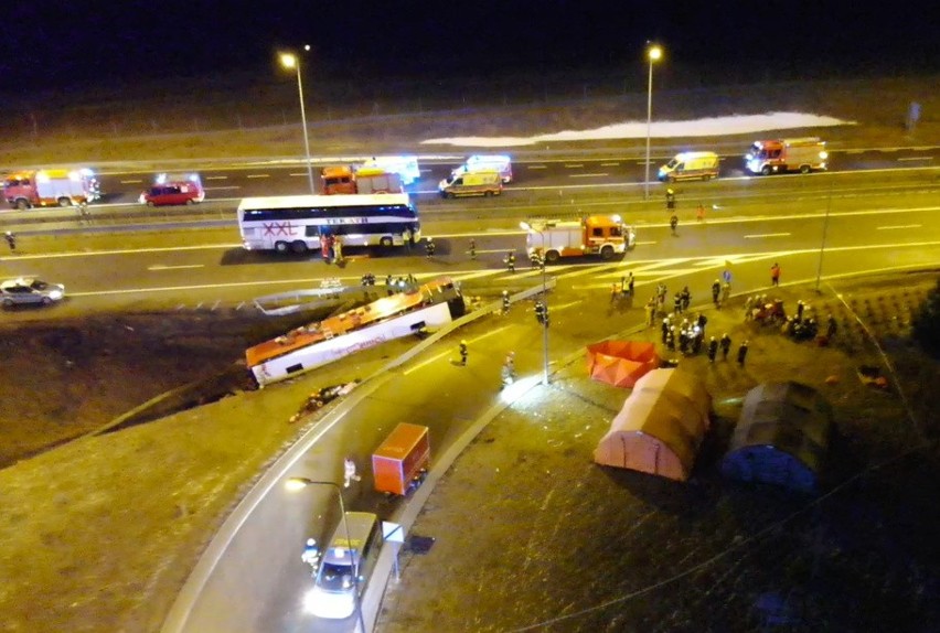 Wypadek ukraińskiego autokaru na podkarpackim odcinku autostrady A4. Zobacz zdjęcia i wideo z drona