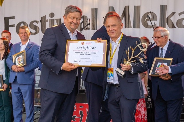 Festiwal Mleka i Miodu organizowany przez gminę Burzenin został wyróżniony specjalnym certyfikatem przez Grzegorza Schreibera, marszałka województwa łódzkiego