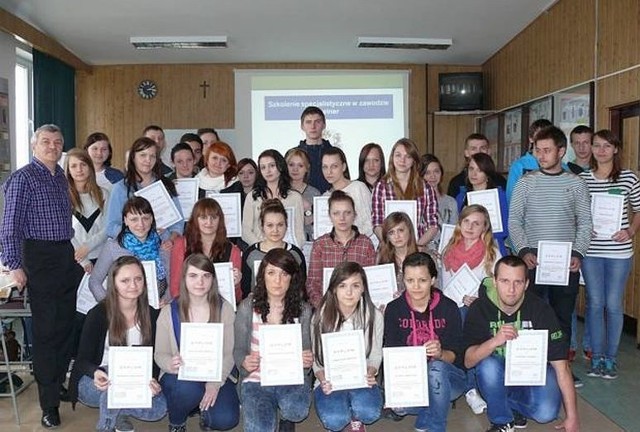 Na zakończenie szkolenia wszyscy uczestnicy otrzymali dyplomy i pozowali do wspólnej fotografii z Jerzym Morawskim.