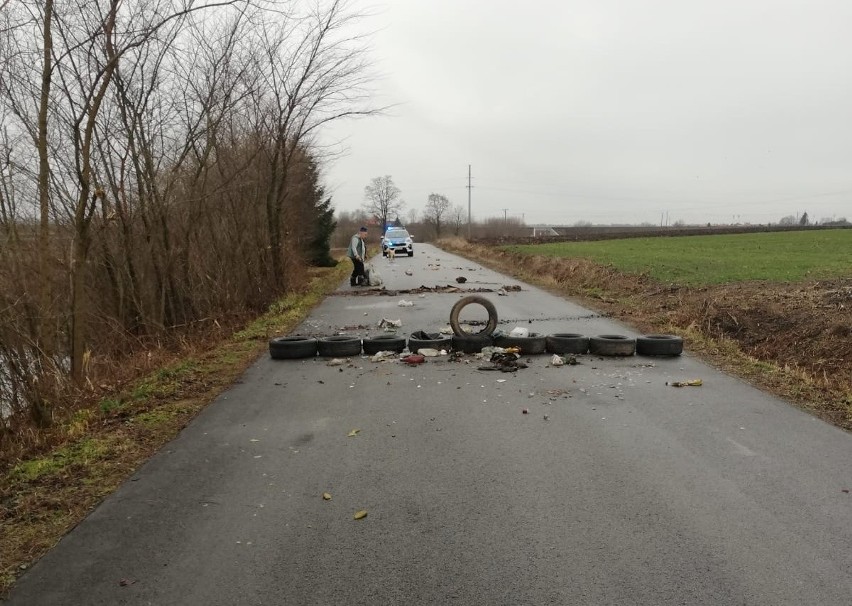 65-latkowi przeszkadzały śmieci w przydrożnych rowach. Wziął sprawę w swoje ręce i zablokował drogę [ZDJĘCIA]