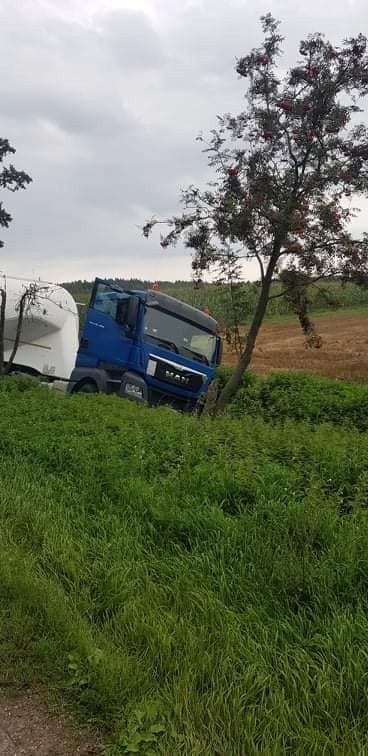 Kalnica. Wypadek ciężarówki z cementem