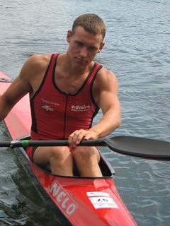 RAFAŁ ROSOLSKIMa 18 lat, 187 cm wzrostu i 84 kg wagi. Urodził się i mieszka w Gorzowie Wlkp. Uczeń III klasy LO w Zespole Szkół Sportowych. Kajakarstwo uprawia w Admirze od 2003 r. Najpierw podopieczny trenerki Izabeli Olszewskiej, a od pięciu lat Jerzego Krajewskiego. Zdobywca brązowego medalu w MŚ juniorów oraz dwóch srebrnych i jednego brązowego w ME juniorów.