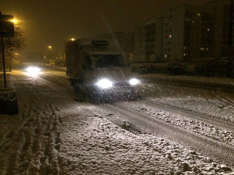 Intensywne opady śniegu w woj. śląskim. IMGW wydało ostrzeżenie. Będzie ślisko