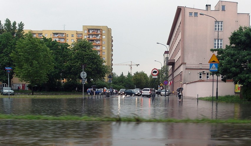 Burza w Łodzi 11.05. Ulewa nad Łodzią 11 maja. Zalane ulice i dworzec Łódź Fabryczna [ZDJĘCIA]