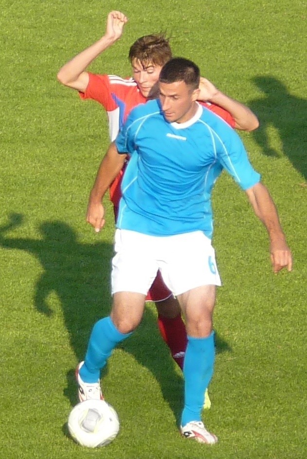 Oleksandr Żdanow (z przodu) dał Raselowi Dygowo prowadzenie w meczu z Bałtykiem Gdynia.