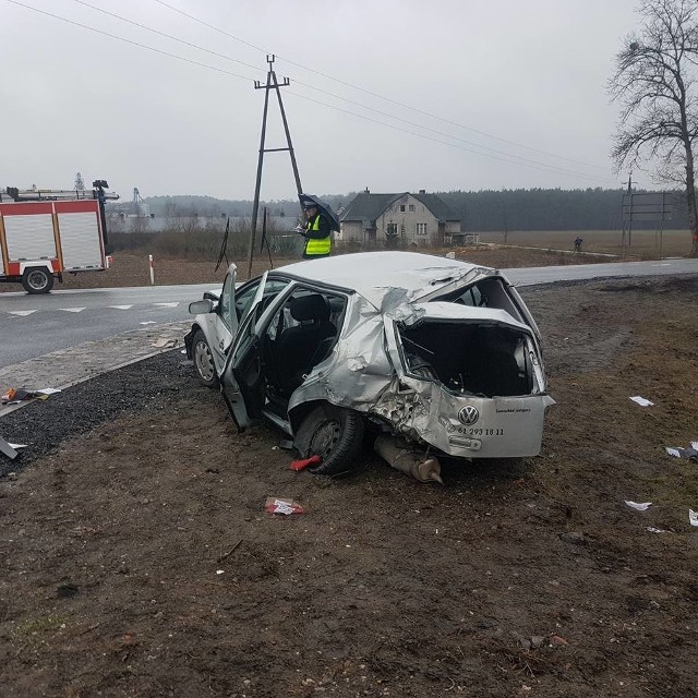 Jak wstępnie ustalono, kierowca auta ciężarowego z przyczepą zaczął hamować, ale wpadł w poślizg i cały zestaw "złamał się", stając w poprzek drogi. Jak informuje dyżurny z Komendy Miejskiej PSP, w zdarzeniu brały udział dwa samochody osobowe - oba wylądowały po przeciwległych stronach drogi, w rowach. Jeden jest mocno poobijany. Wszystkimi autami podróżowało w sumie pięć osób - po dwie w osobówkach, jednak nikomu nic się nie stało, jeden z podróżnych jest w tej chwili badany na miejscu - nie wiadomo, czy zostanie zabrany do szpitala.Na miejscy są cztery jednostki straży pożarnej, pogotowie i policja. Są olbrzymie utrudnienia w ruchu - w obie strony tworzą się korki. Kłopoty potrwają do momentu usunięcia auta blokującego przejazd, ale jeszcze nie wiadomo, jak długo to potrwa.Pogoda na dzień (10.12.2016)  | KUJAWSKO-POMORSKIEŹródło: TVN Meteo Active/x-news