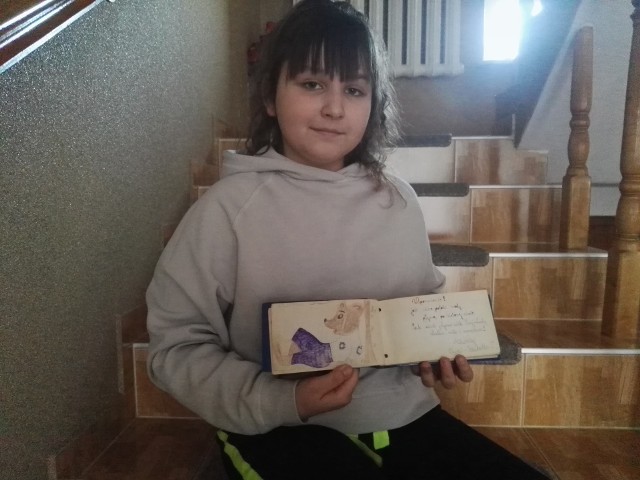 Córka pana Rafała Nikola jest zachwycona pamiętnikiem: Nie widziałam wcześniej pamiętnika, do którego wpisują się koleżanki i koledzy. Jest piękny, ale chciałabym , żeby wrócił do właścicielki