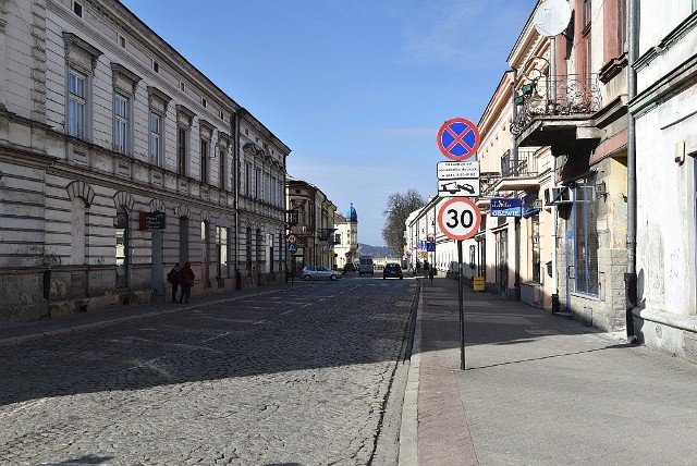 W 2011 r. władze Nowego Sącza zdecydowały się zlikwidować parking wzdłuż ul. Piotra Skargi. Funkcjonował za to na czas budowy ronda pod zamkiem