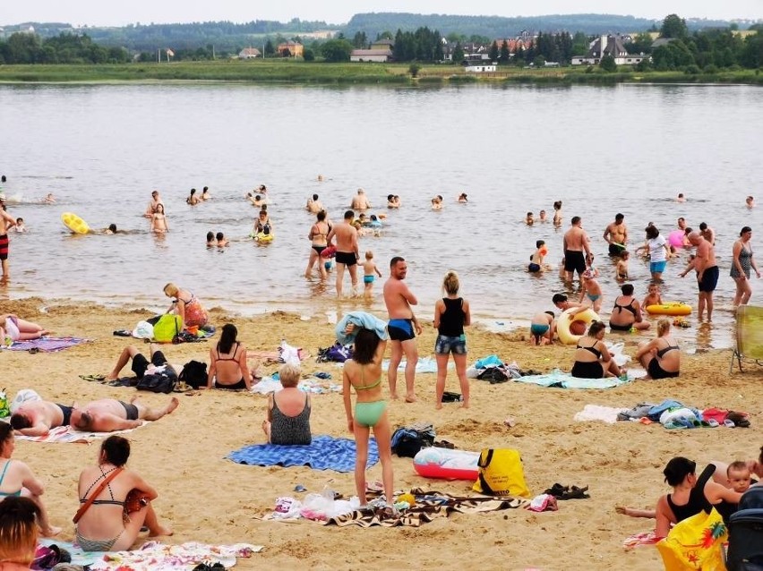 Nie ma gdzie zostawiać samochodów, gdy przyjedzie się na kąpieliska Chechło i Balaton