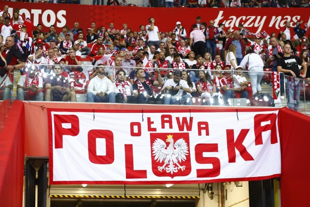 W środę warto było zjawić się na PGE Narodowym w Warszawie i zostać do ostatniego gwizdka. Polska potrafiła odpowiedzieć Anglii i zremisować z nią 1:1. Z trybun piłkarzy oklaskiwało ponad 56 tys. widzów. Oto galeria zdjęć kibiców.