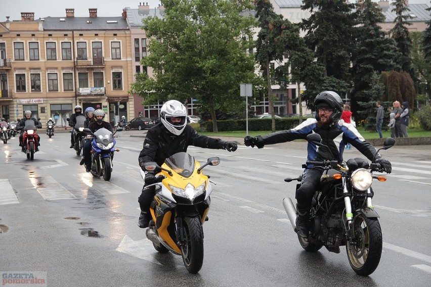 Kilkaset motocykli różnego rodzaju przejechało w sobotę...