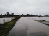 Powódź w Racławicach Śląskich i gminie Lubrza. Trudna sytuacja na południu Opolszczyzny. Woda zalewa drogi