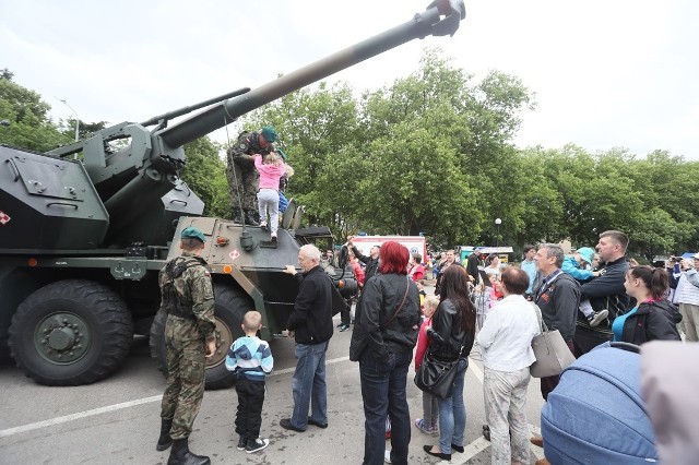 Wojskowy sprzęt, tradycyjna grochówka, a nawet kino pod chmurką. Takie atrakcje czekały na przybyłych na piknik wojskowy towarzyszący szczytowi NATO w Warszawie na Jasnych Błoniach