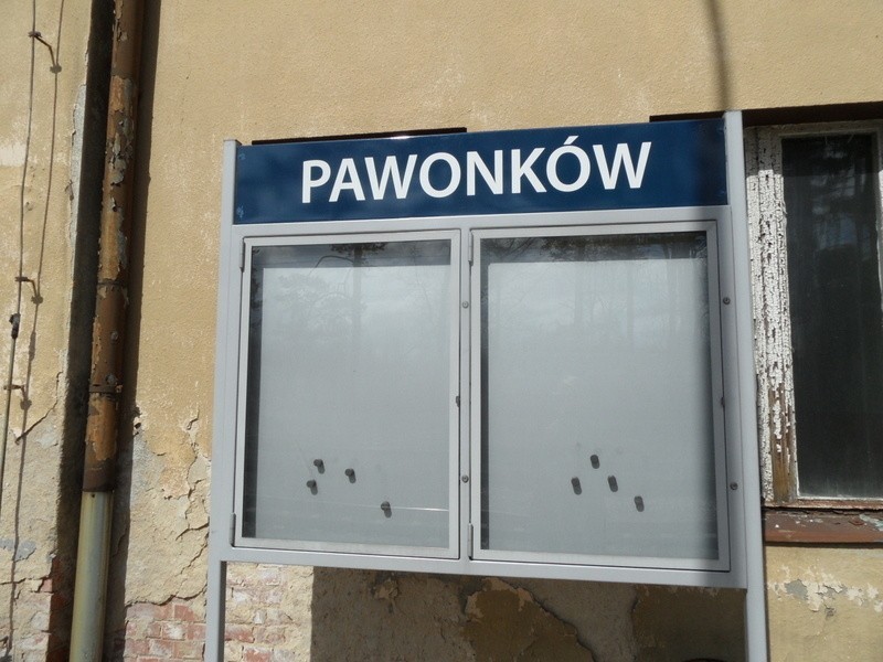 Stacja Pawonków bez podróżnych, bo i pociągów nie ma