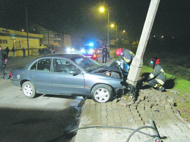 Osobowy opel uderzył w latarnię tak mocno, że ta znacznie...