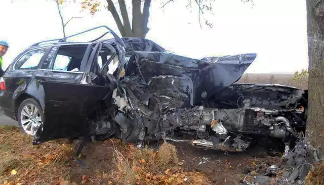 BMW uderzyło w drzewo. Kierowca w ciężkim stanie trafił do zielonogórskiego szpitala.
