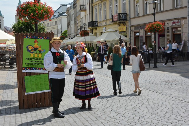 11 lipca startują Międzynarodowe Spotkania Folklorystyczne Lublin - Nałęczów - WłodawaMłodzi kaniorowcy zapraszali spacerujących po  deptaku lublinian do udziału w spotkaniach folklorystycznych