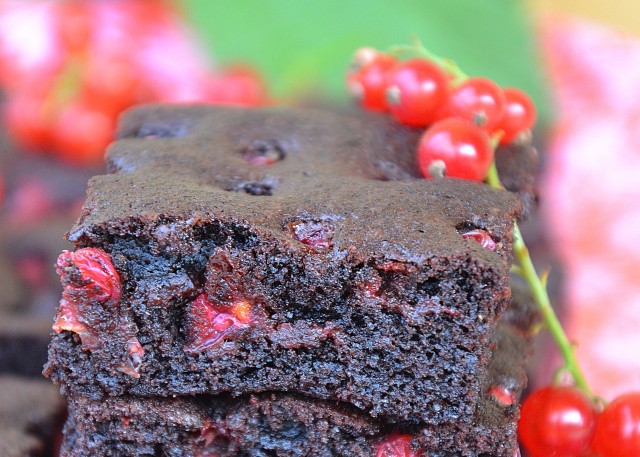 Szybkie ciasto brownie z czerwonymi porzeczkami. Zobaczcie przepis naszej Czytelniczki!