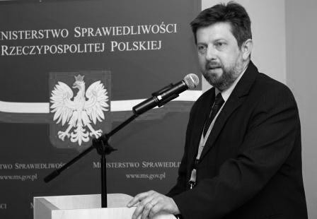 Doktor nauk humanistycznych w zakresie socjologii Tadeusz Jedynak, kurator okręgowy w Sądzie Okręgowym Słupsku, w swoim środowisku zawodowym został uznany za wizjonera kurateli.