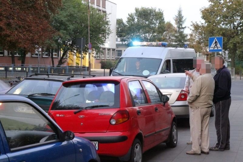 Wrocław: 60-latek pod wpływem alkoholu jechał zygzakiem. Uszkodził kilka aut