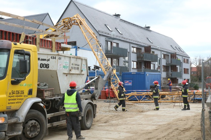 Wrocław: Wypadek dźwigu na budowie TBS. Przewrócił się na kontenery