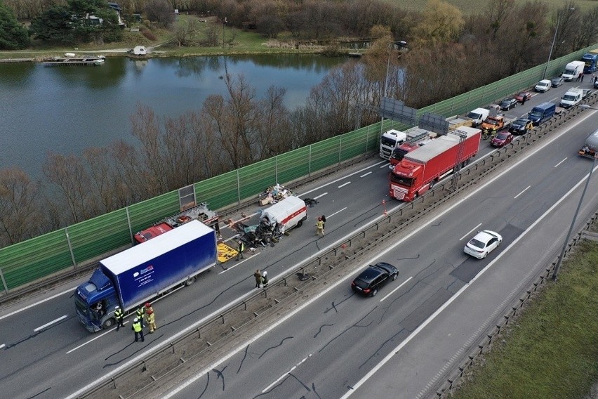 Śmiertelny wypadek w Straszynie. Bus wbił się w samochód ciężarowy! Nie żyje kobieta. 29.03.2023 r.