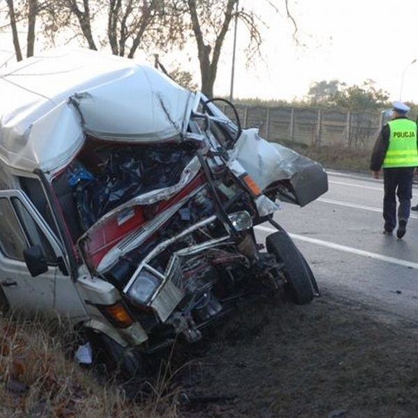 Na "siódemce" doszło do zderzenia busa z samochodem ciężarowym.