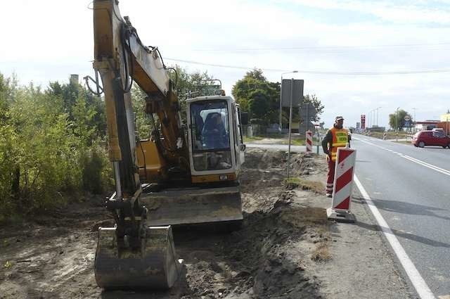 Trwają prace na niebezpiecznych odcinku DK 25. Remont przeprowadza Przedsiębiorstwo Produkcyjno-Usługowe „AFFABRE” Sp. z o.o. z Bydgoszczy.