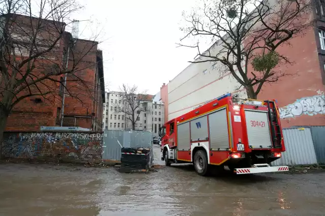 Wysłani na miejsce strażacy ustalili, że doszło do awarii windy towarowej