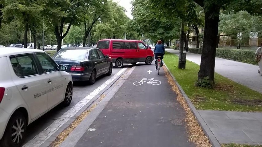 Biały furgon na drodze dla rowerów. We Wrocławiu to standard 