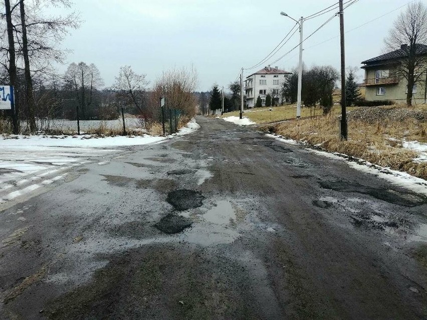 Droga w Domaniewicach jest pełna dziur. Gmina obiecuje remont jeszcze w tym roku