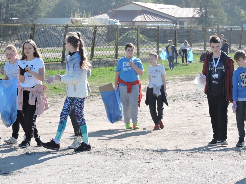 Sprzątanie Ostrołęki: uczniowie SP nr 2 porządkują teren przy dużym rynku [ZDJĘCIA, WIDEO]