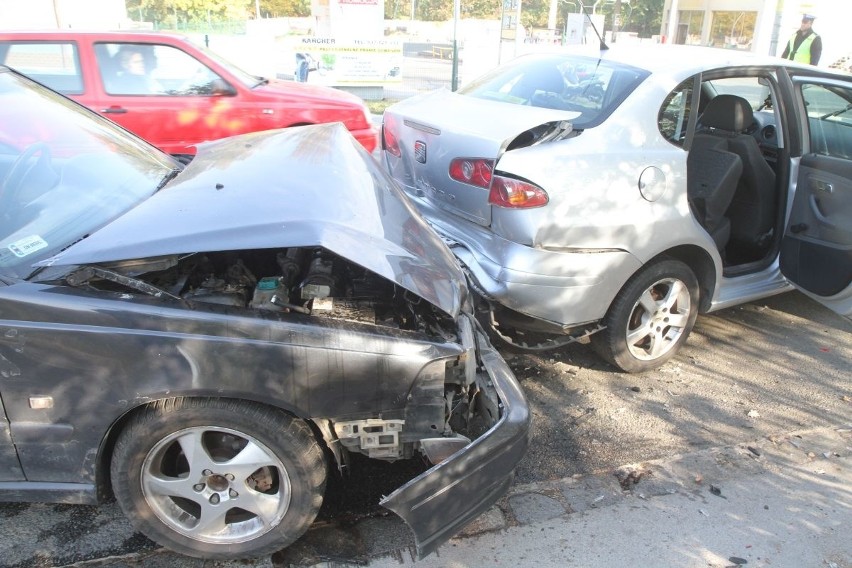 Wypadek czterech aut na Swojczyckiej. Matka i dziecko przewiezieni do szpitala [ZDJĘCIA]