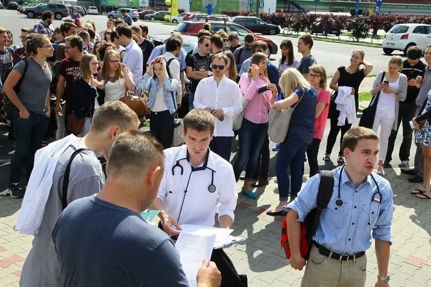 Protest lekarzy rezydentów. Jadą do Warszawy walczyć o wyższe pensje [ZDJĘCIA]