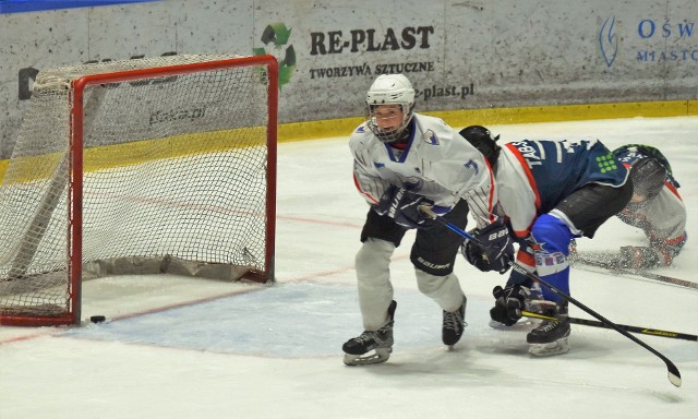 Hokejowa liga młodzików U-16: UKH Unia Oświęcim - Niedźwiadki Sanok 8:4. Na zdjęciu: Adrian Ziober (biała koszulka) strzela swojego trzeciego gola, ustalając wynik spotkania.