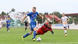 Wysoka porażka piłkarzy Alitu Ożarów z Moravią Anna-Bud Morawica na inaugurację sezonu w Hummel 4 lidze. Zobaczcie zdjęcia