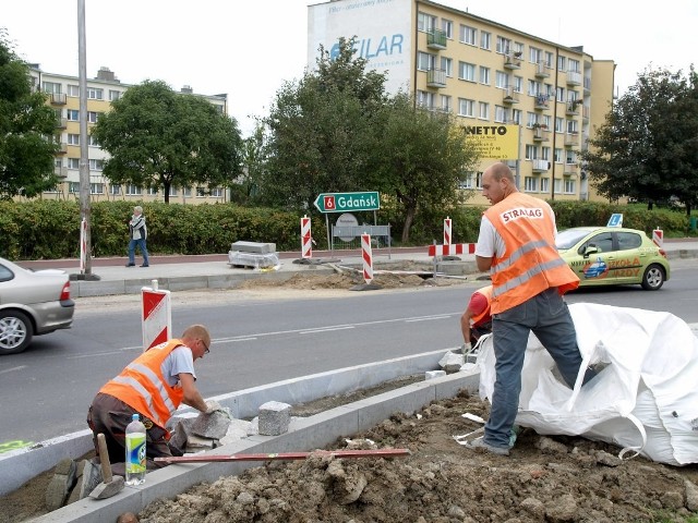 Firma Strabag zajmuje się przebudową skrzyżowania Armii Krajowej i Bohaterów Warszawy i z góry przeprasza okolicznych mieszkańców za ewentualne zakłócenia ciszy nocnej.