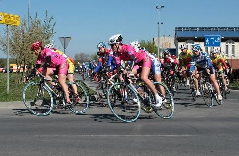 Start do niedzielnego wyścigu kobiet w Międzyrzeczu. Na mecie pierwsza zameldowała się Natalia Mielnik z Ogniwa Boxmet Dzierżoniów.