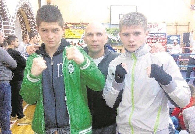 Od lewej: Piotr Mularczyk, trener Dmitrij Uszakow oraz Denis Dworecki z klubu pięściarskiego Ring w Białogardzie.