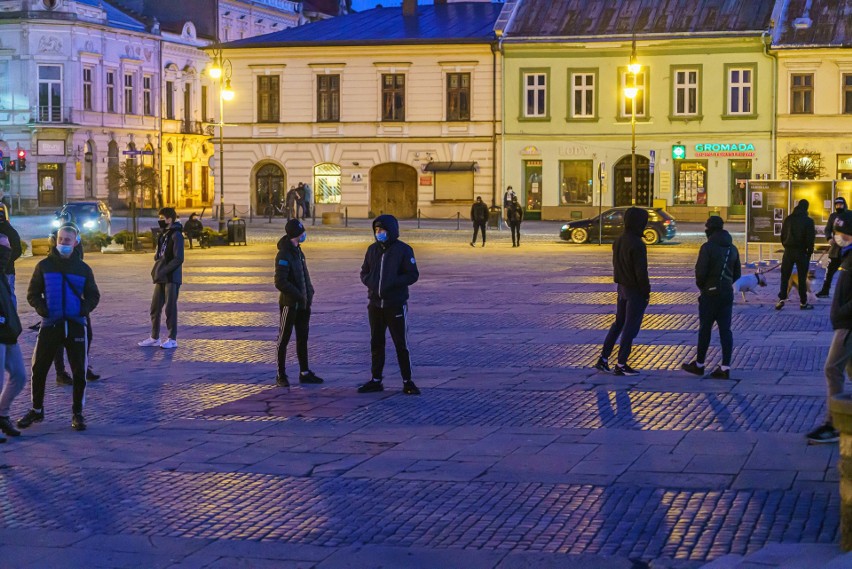 Kibice Sandecji manifestowali pod sądeckim ratuszem. Chcą...