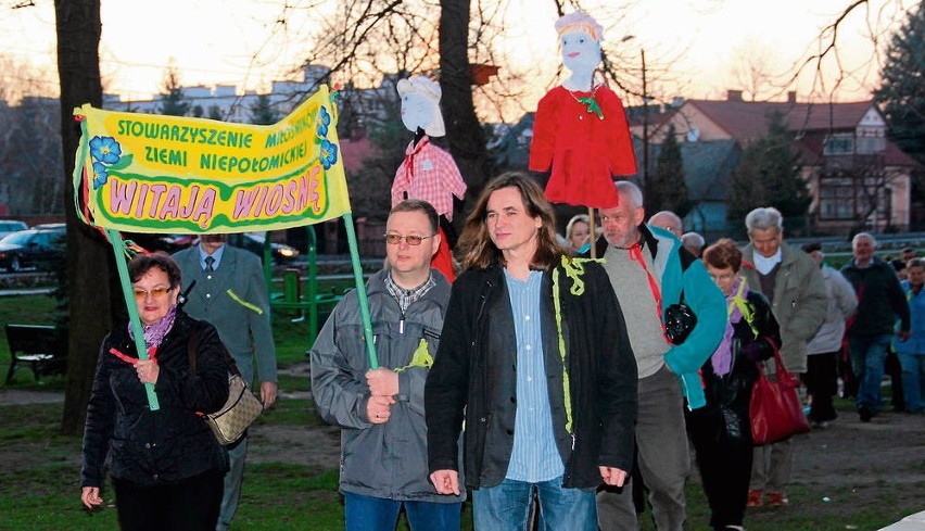 Topienie Marzanny 2014. Pierwszy z prawej Janusz Rojek.