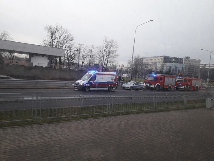 Wypadek na Legnickiej. Samochód wypadł z jezdni