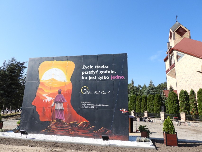 Mural w Małkini Górnej odsłonięty, 3.10.2021. Upamiętnia beatyfikację kardynała Stefana Wyszyńskiego. Zdjęcia