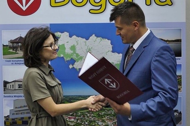 Wójt gminy Bogoria Marcin Adamczyk wręcza akt powołania na stanowisko wicewójta Sylwii Kanios.
