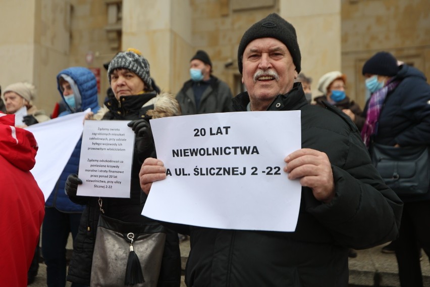 Protest lokatorów mieszkań zakładowych pod urzędem...