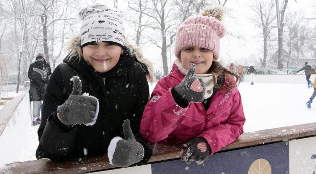 Pod koniec pierwszego tygodnia ferii zimowych sypnęło śniegiem w Grudziądzu. Na lodowisku MORiWu jedynej atrakcji "Białych wakacji 2023" radości sporo w związku z opadami białego puchu, tylko służby nie są zadowolone.